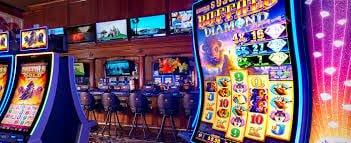 q79888 အားကစားလောင်းကစား Live Betting - Myanmar National League ပွဲကို smartphone ဖြင့် live in-play betting ပြုလုပ်နေသောမြင်ကွင်း